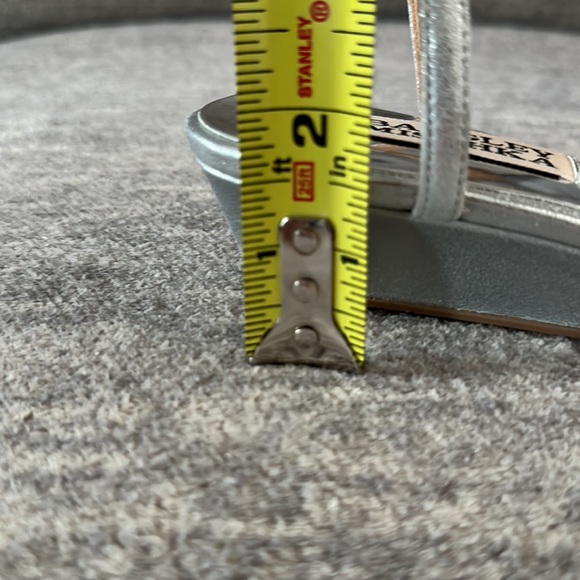 Women’s BADGLEY MISCHKA Silver T-Strap Yadira Wedge Leather Sandals, SZ. 6. - Picture 12 of 13